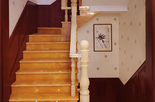 宝山中式别墅室内汉白玉石楼梯的定制安装装饰效果